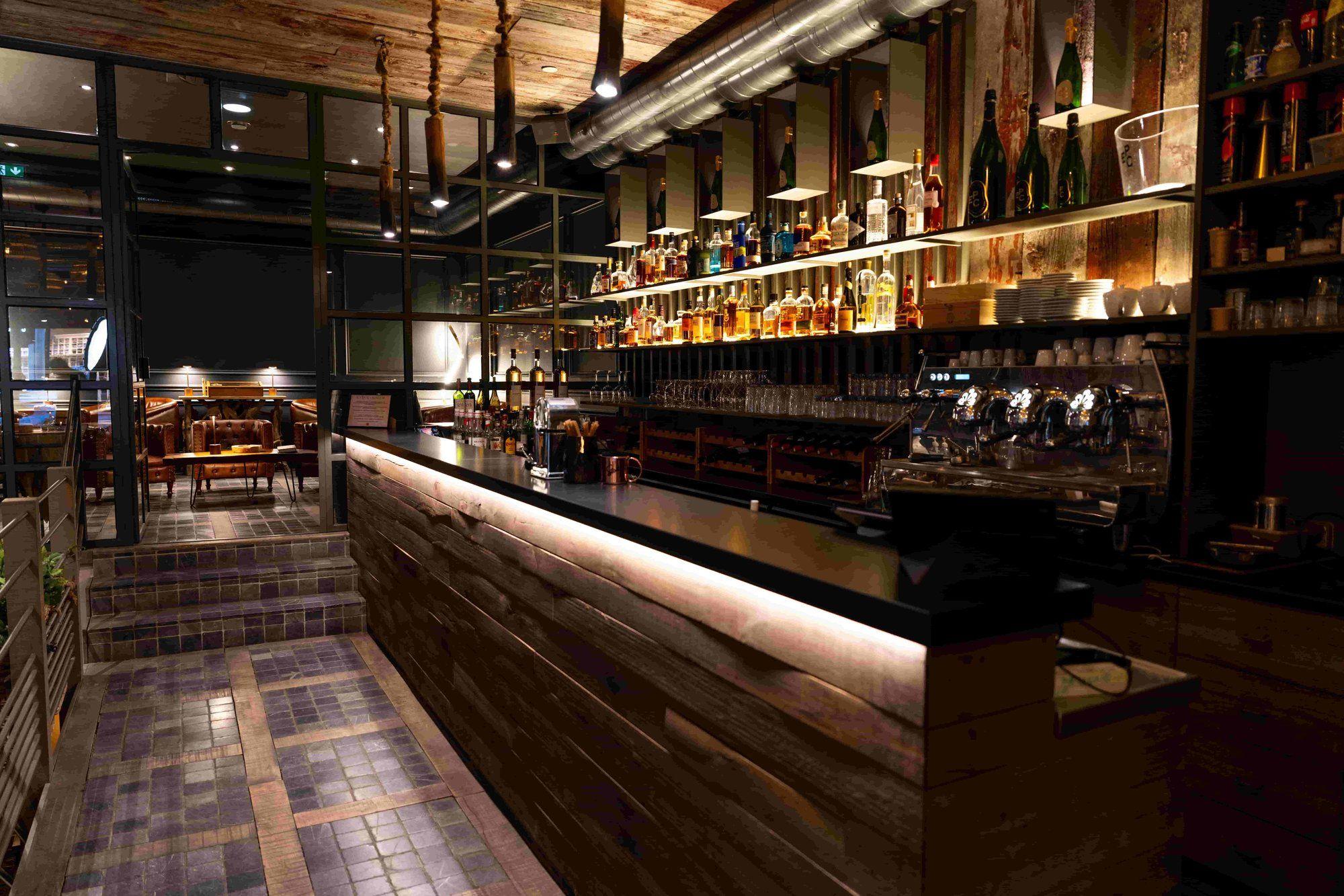 Ambiance intime et raffinée dans un Cigar Bar dédié aux amateurs de cigares et de spiritueux