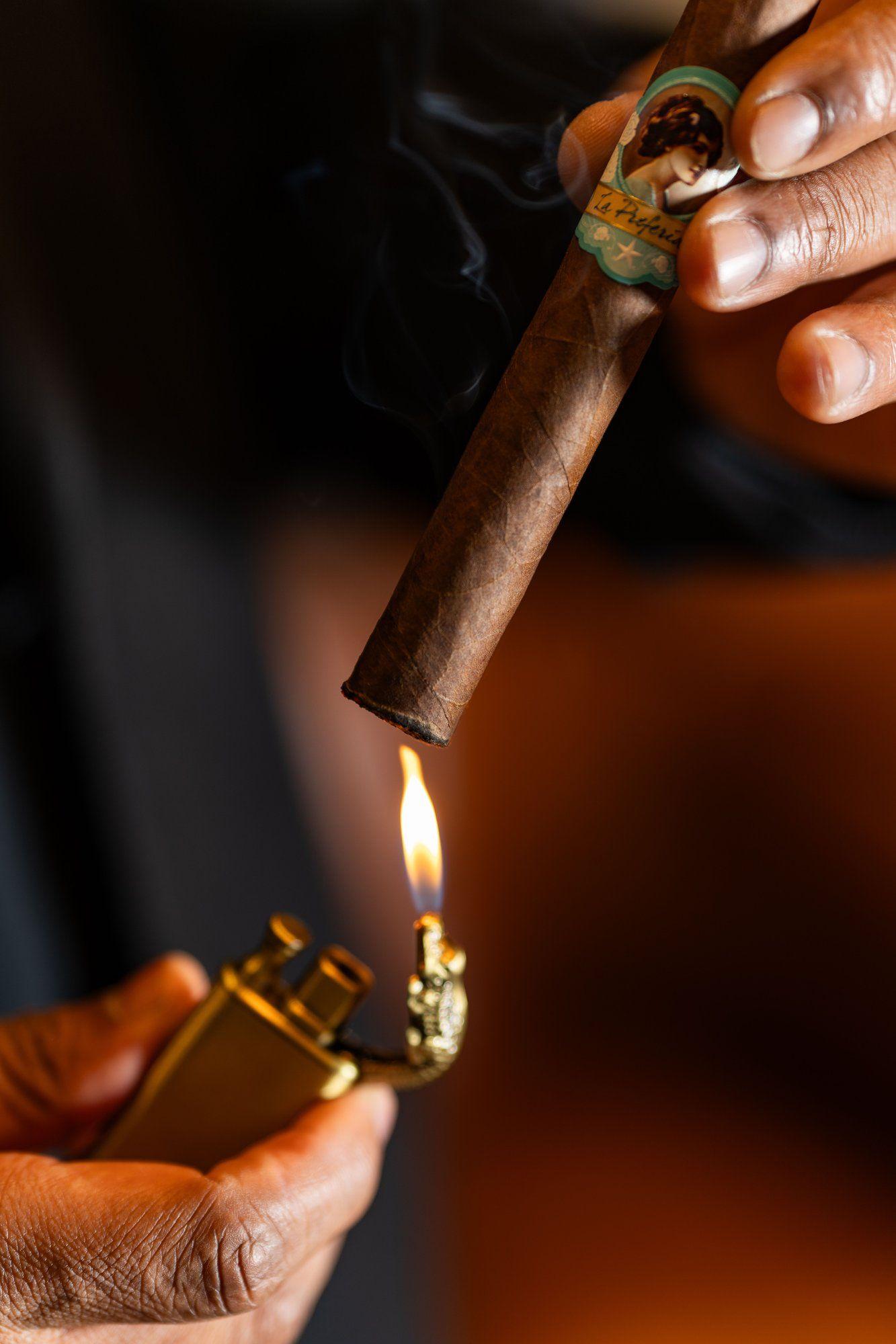 Expérience sensorielle unique dans un Cigar Bar à Paris avec cigares d’exception et atmosphère feutrée
