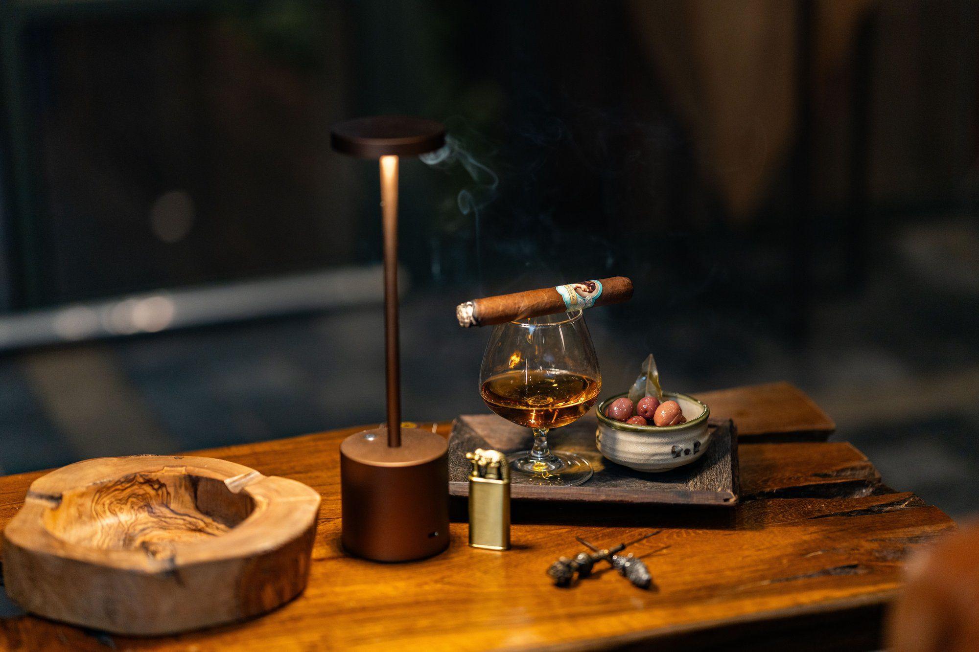 Moment privilégié entre connaisseurs dans un Cigar Lounge raffiné avec cigares et spiritueux de collection