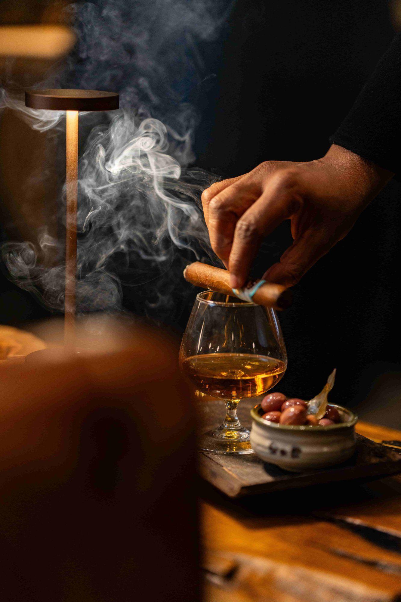 Cigar Bar à Paris proposant une sélection de cigares d’exception et de spiritueux dans un espace intime et raffiné