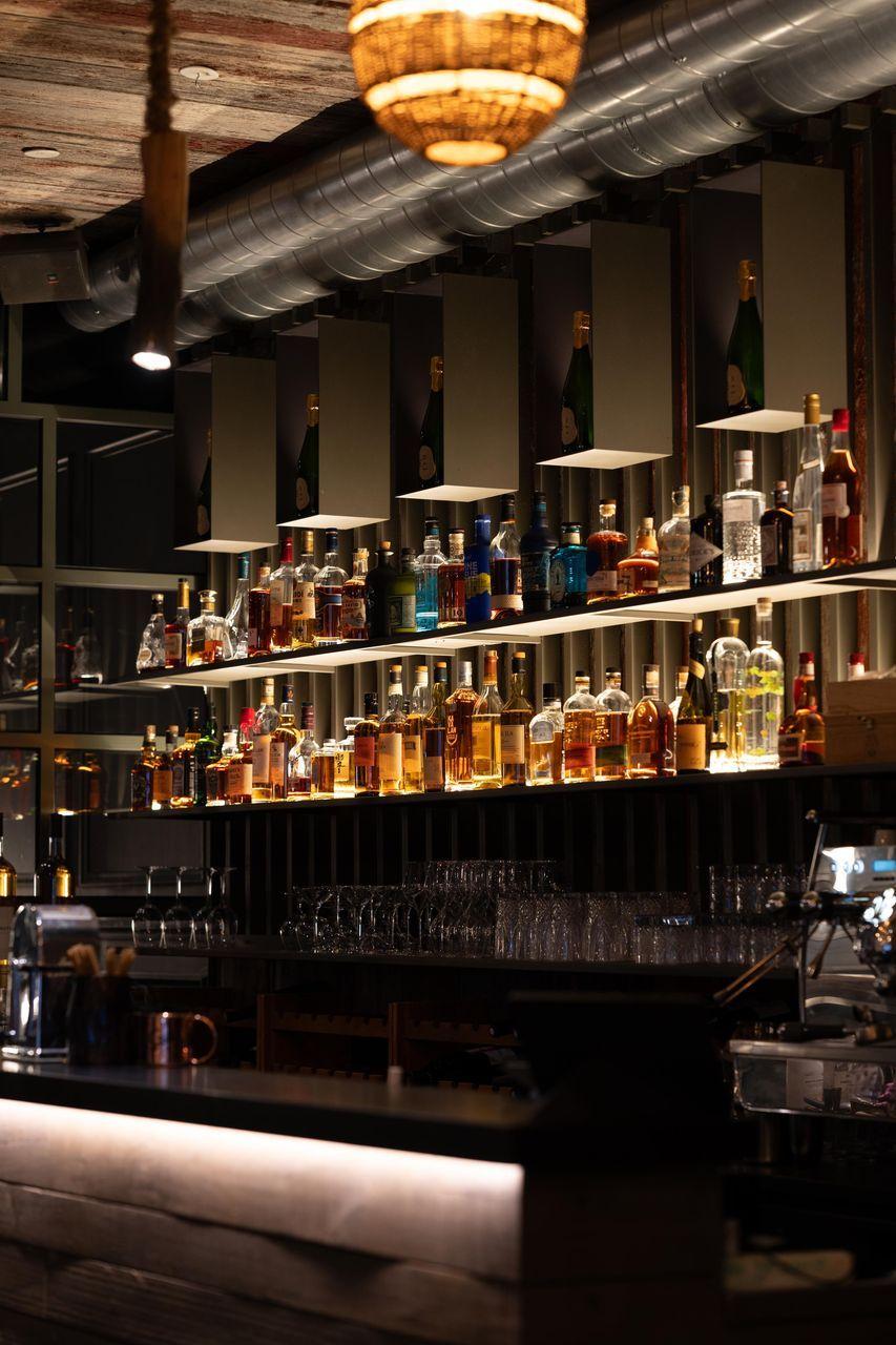 Intérieur du bar avec une grande sélection de bouteilles