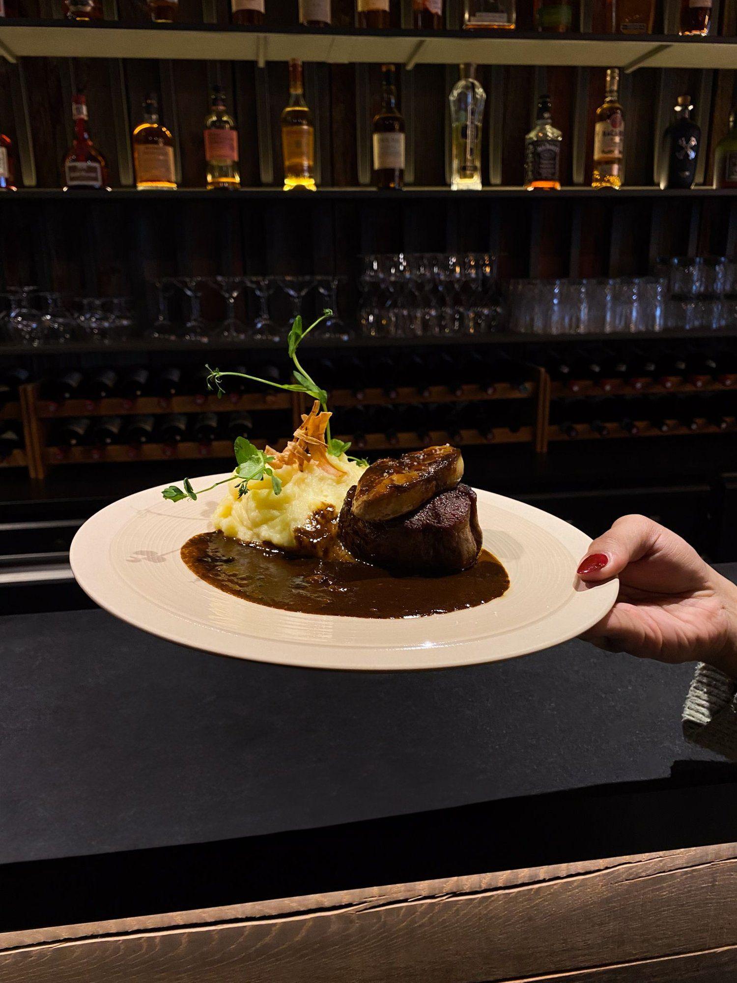 Cuisine raffinée et inventive servie sur la terrasse d’un restaurant bistro élégant à Paris 8