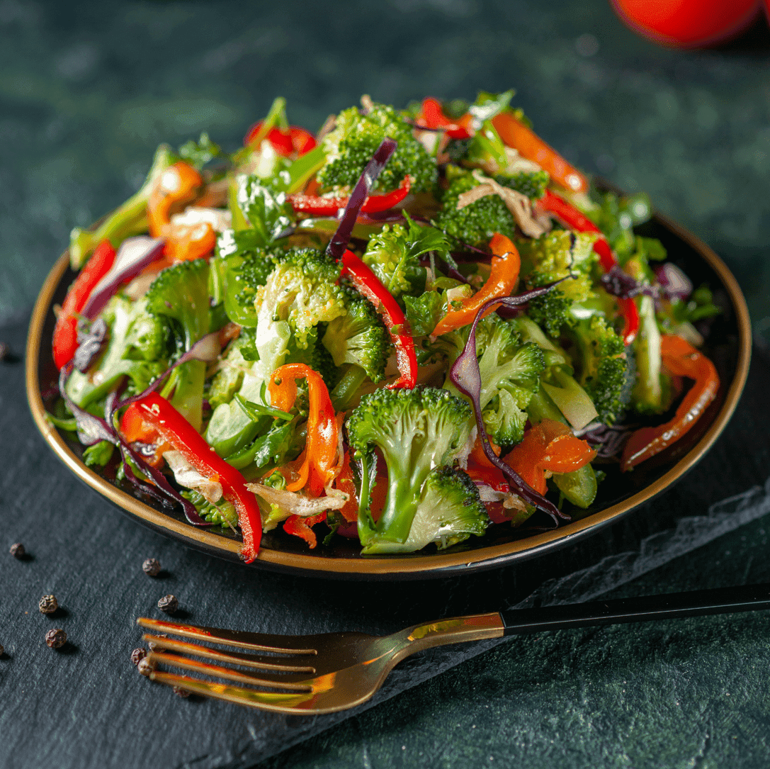Salade colorée et gourmande dans une assiette noire