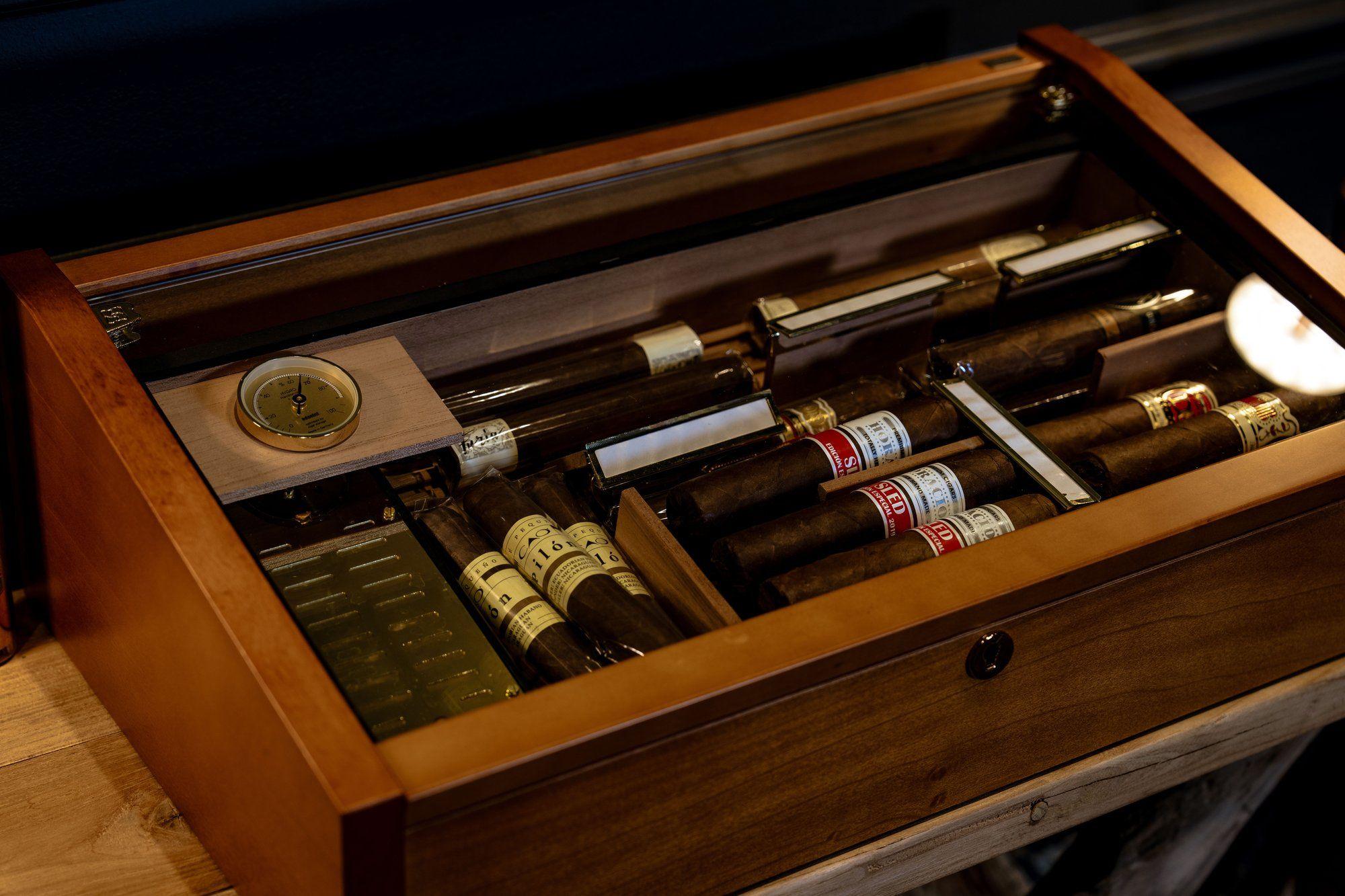 Ambiance feutrée et service haut de gamme dans un Cigar Bar à Paris pour les amateurs de cigares et de spiritueux