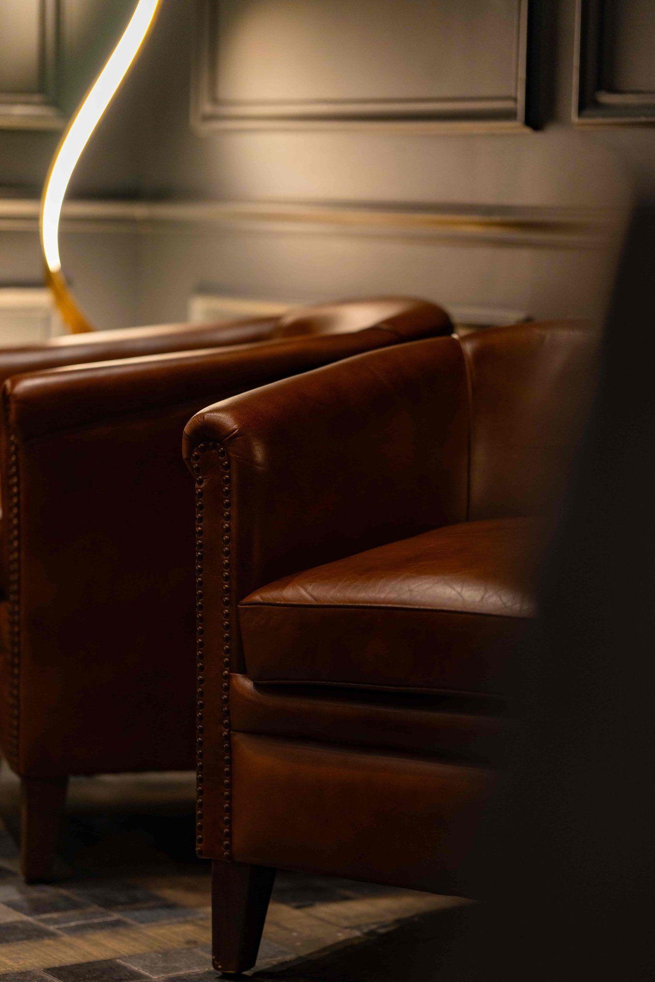 Sélection de cocktails, vins et champagnes dans un lounge bar à l’ambiance feutrée et intimiste