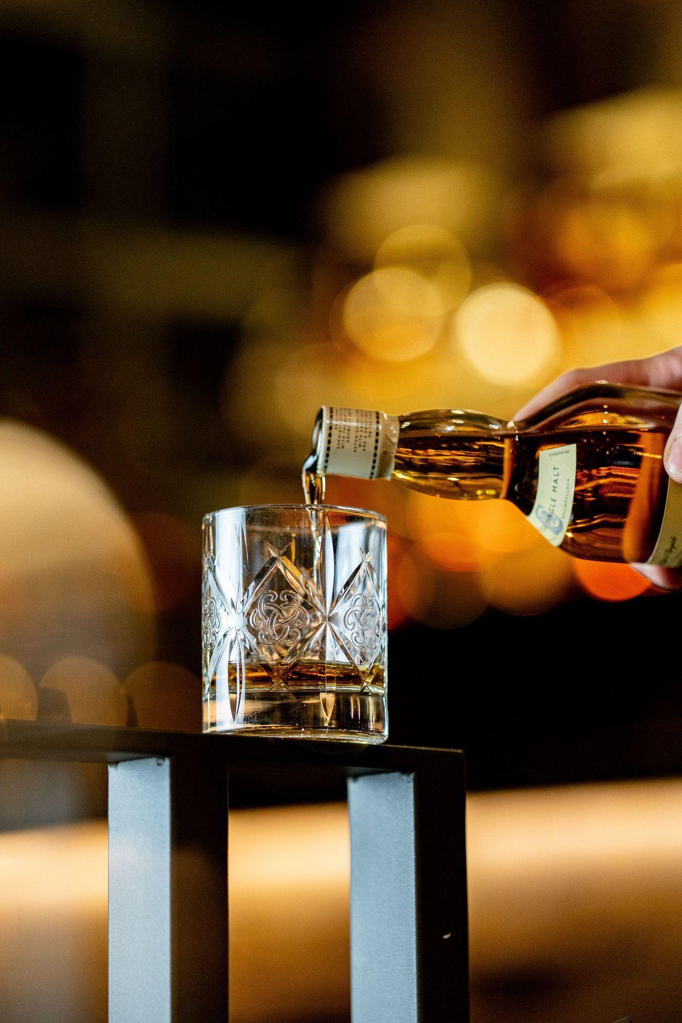 Cigar Lounge à Paris avec une sélection de cigares prestigieux et de spiritueux haut de gamme