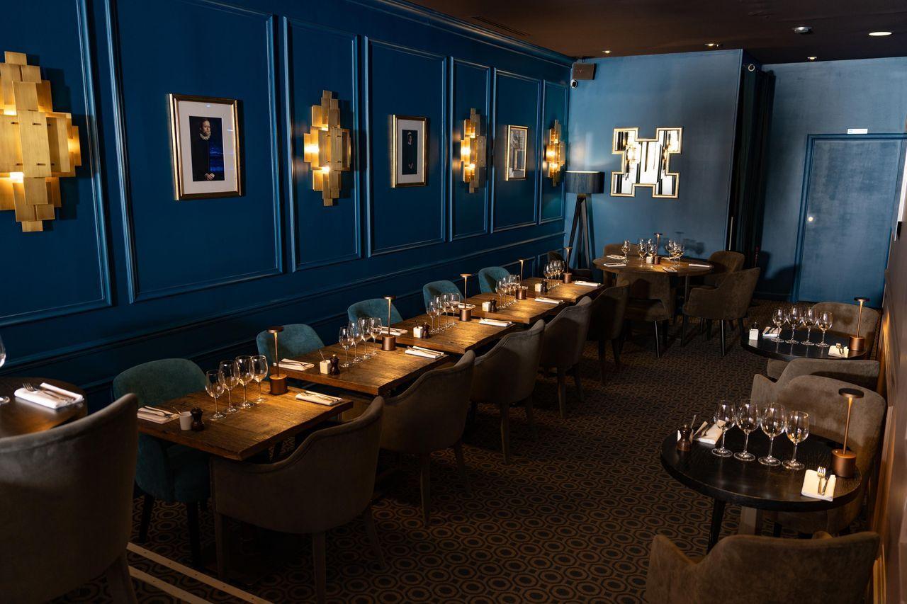 Vue d’ensemble du restaurant chic à la décoration soignée