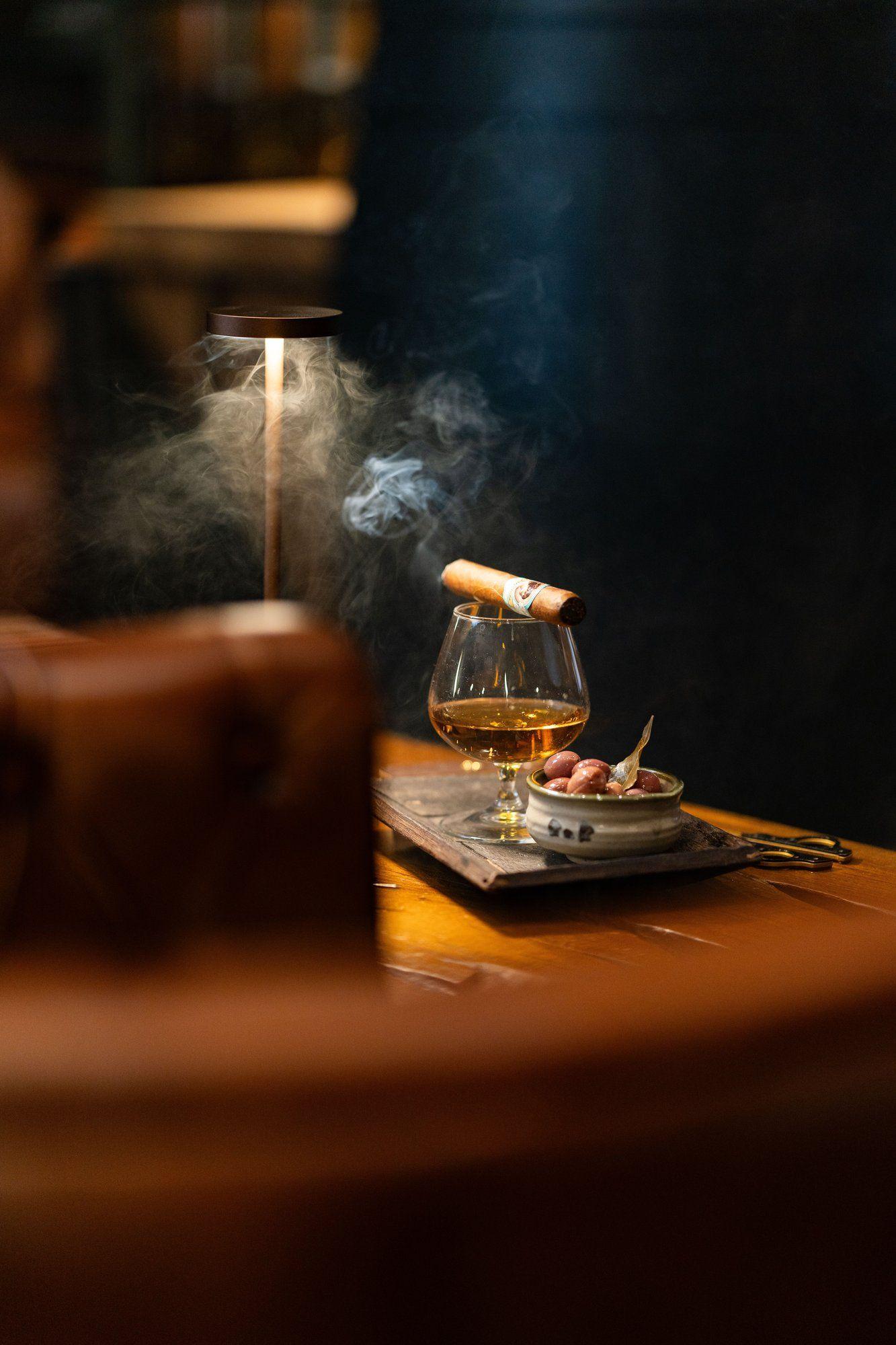 Club privé et Cigar Bar à Paris dédié aux connaisseurs de cigares et de spiritueux dans un cadre élégant et feutré